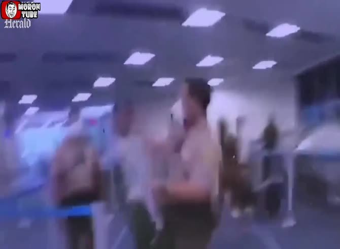 Video :After striking an angry lady, a Miami police officer was discharged